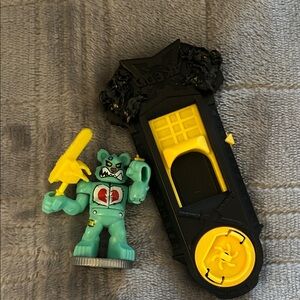 Akedo-Action Figure - Black and Yellow